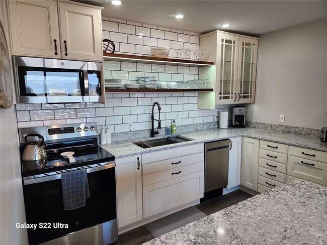 Building Photo - 114 Lake Ave S