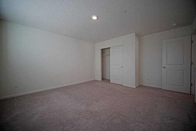 Building Photo - Beautiful 4 Bedroom PLUS office / den in Natomas!