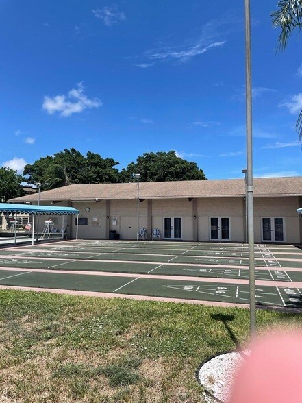 Building Photo - 701 Lori Dr