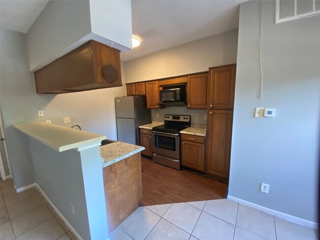 Building Photo - 10855 Meadowglen Ln