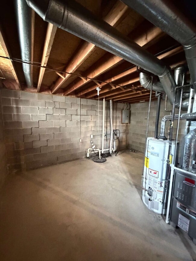 Building Photo - Newly renovated 2-bedroom 1.5 bath townhouse Near Merle Hay Mall!