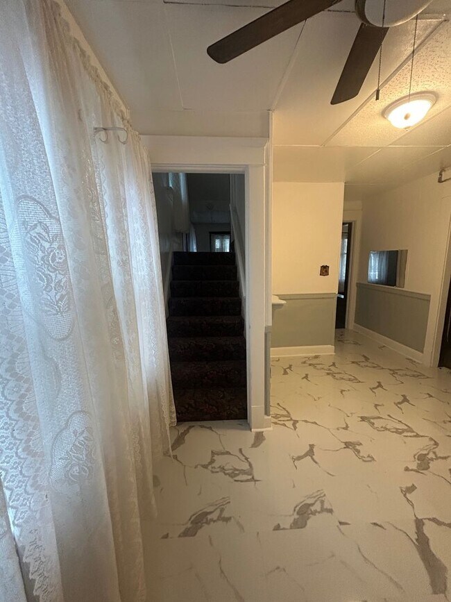 Building Photo - Charming 3-Bedroom Property in Prime Location