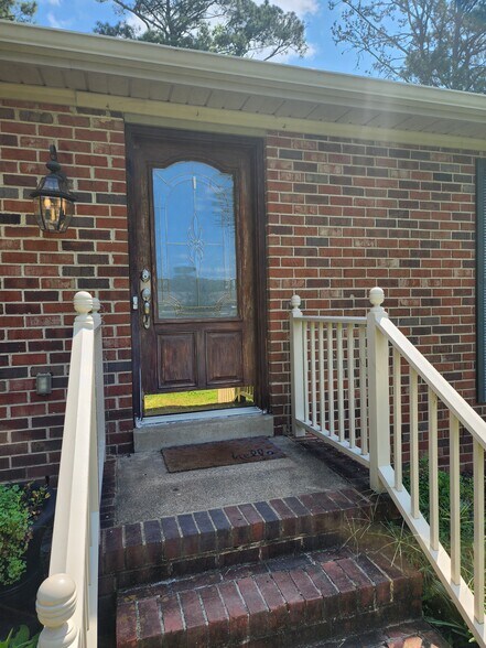 Building Photo - 8176 Surrey Ct