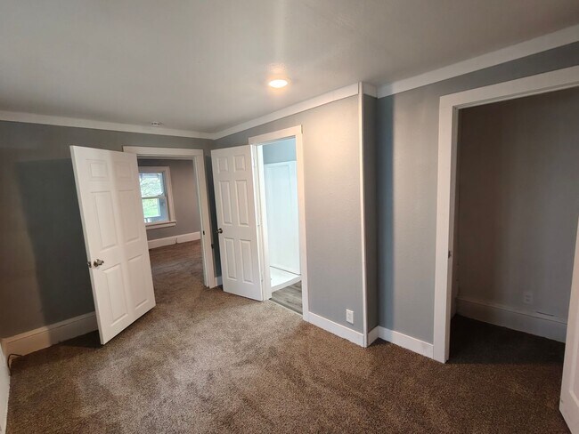 Building Photo - 543 Hoye Ave