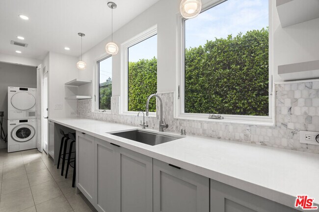 Building Photo - 435 Westmount Dr