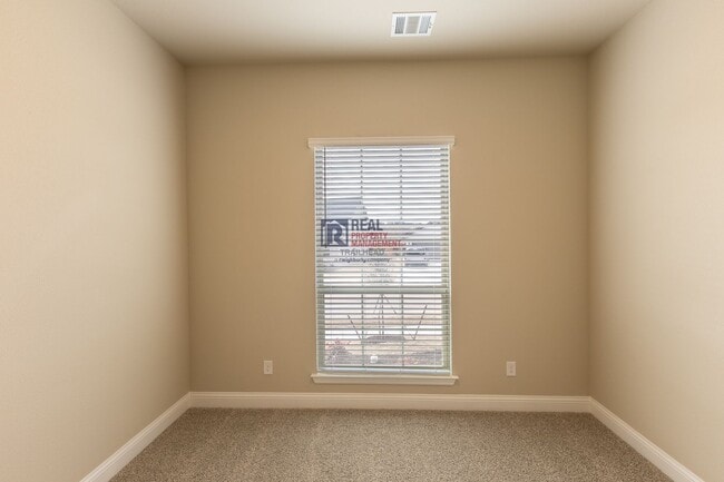 Building Photo - Well-Designed 3 Bed/2 Bath Home with Bonus Office