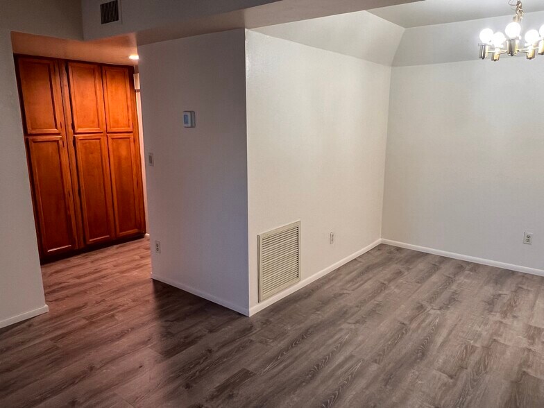 Building Photo - 700 E Mesquite Cir