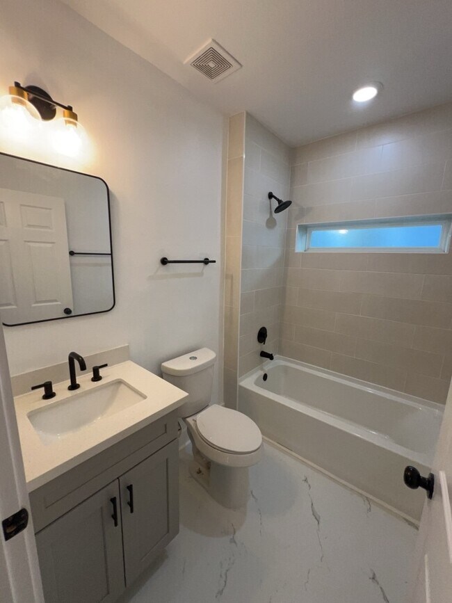 Building Photo - 224 Everton St