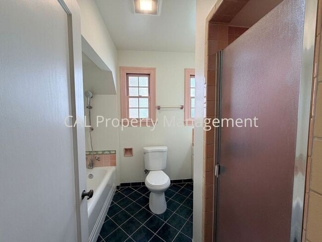 Building Photo - 3 bedroom 2 bathroom single level home!