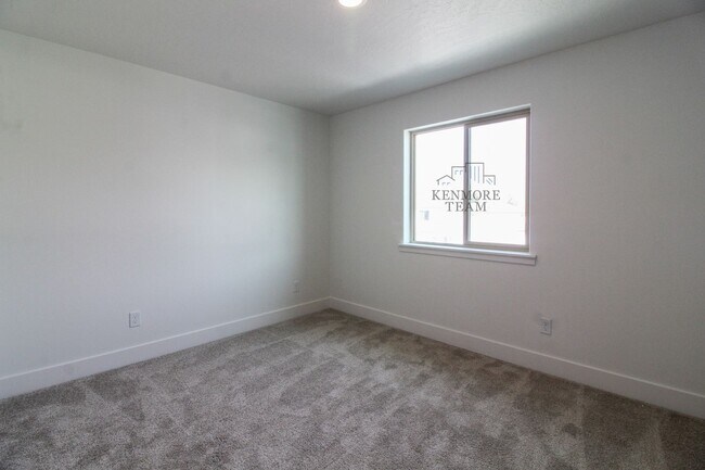 Building Photo - 4 Bedroom, 2.5 Bath Duplex in Kennewick