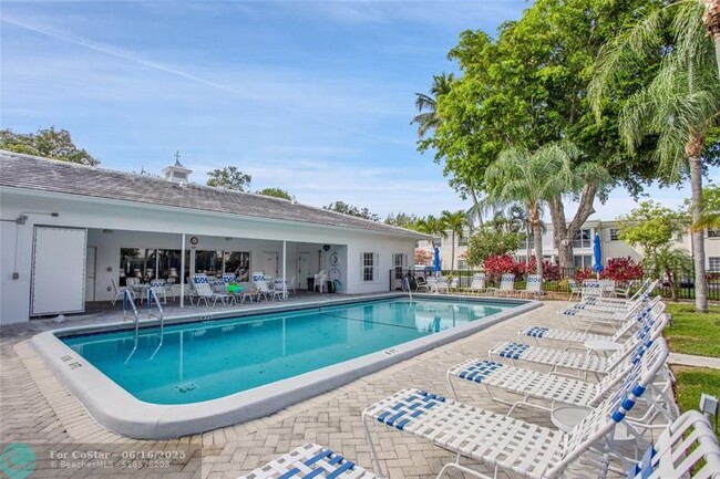 Building Photo - 6253 Bay Club Dr