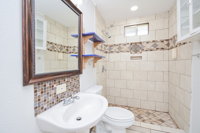 Building Photo - 5006 Libbey Dr