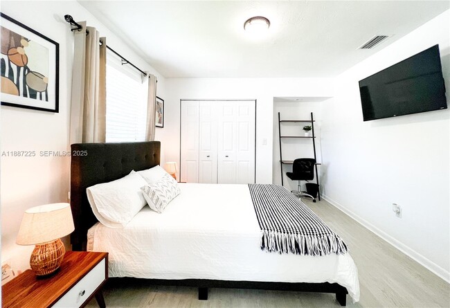 Building Photo - 1313 NE 118th St