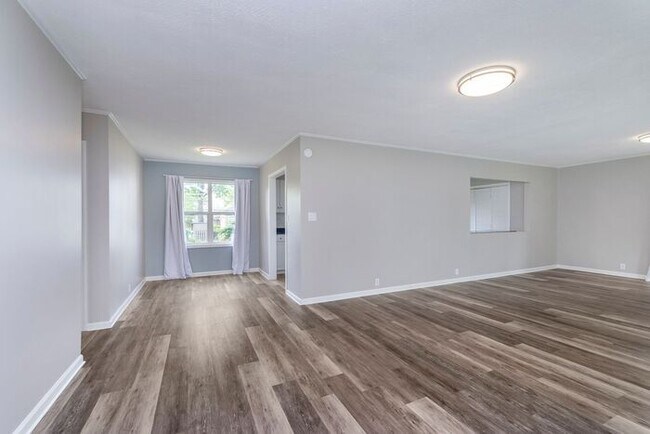 Building Photo - Beautifully updated home located in the he...