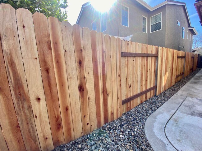 Building Photo - EXCEPTIONAL 4 BEDROOMS, 3 BATH, 3 CAR GARA...