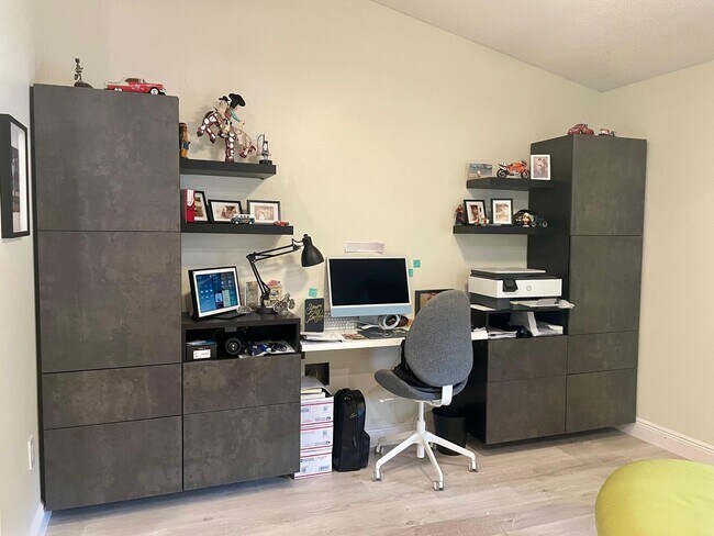 Building Photo - 9709 Shadybrook Dr