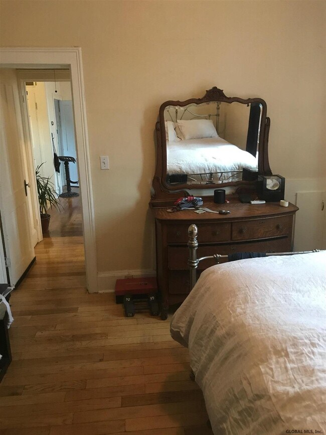 Building Photo - 487 Broadway