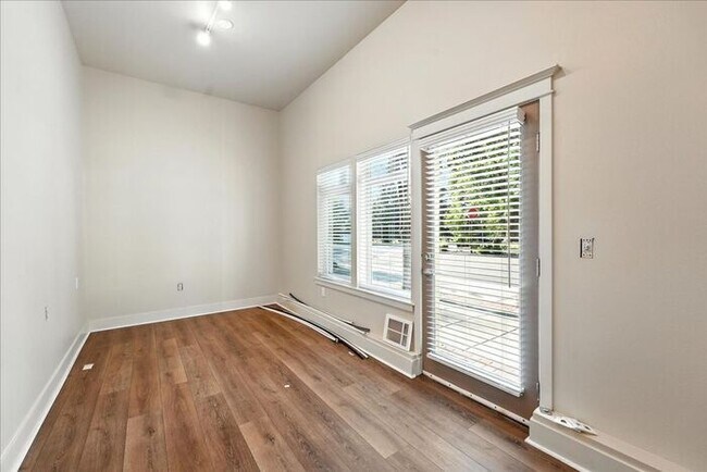 Building Photo - Dual-Purpose Townhome: Perfect for Profess...