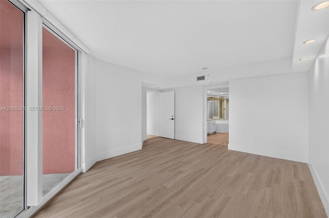 Building Photo - 3370 Hidden Bay Dr