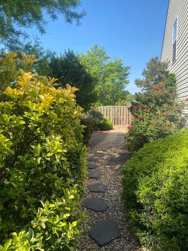 Building Photo - 3 Bed/3 Bath Townhome with Screened in Por...