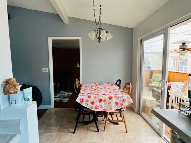 Building Photo - Beautiful yard, 3 bedroom 1 bath rambler i...
