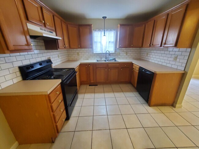 Building Photo - 667 Walnut Tree Dr