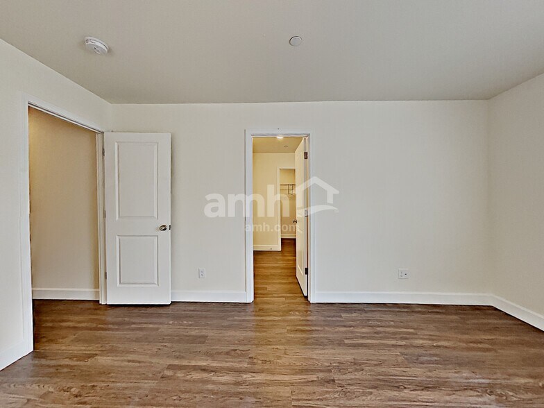 Building Photo - 10618 137th St E