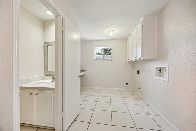 Building Photo - 7618 Bankside Dr