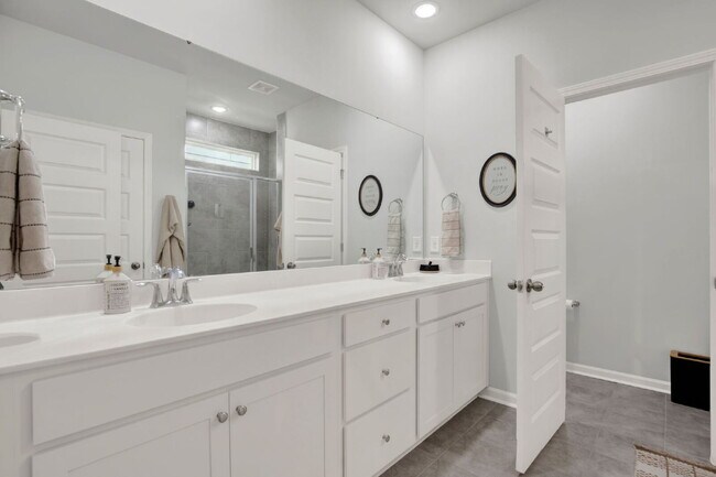 Building Photo - 120 Binscombe Ln