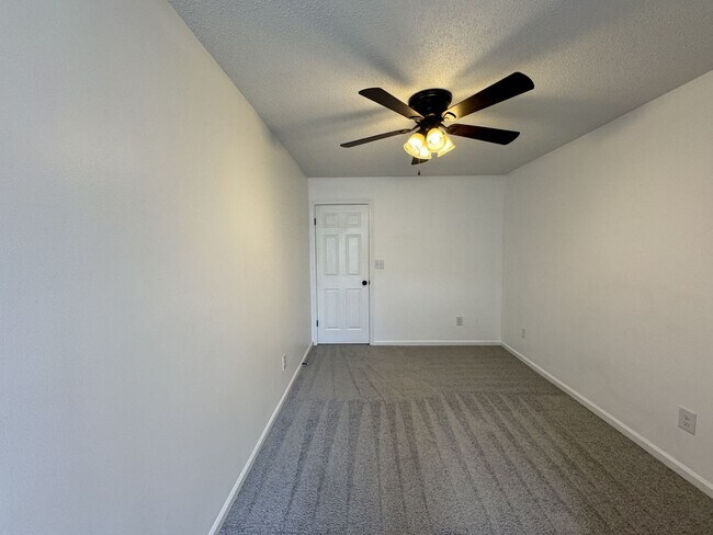 Building Photo - Cozy 3BR Townhome!