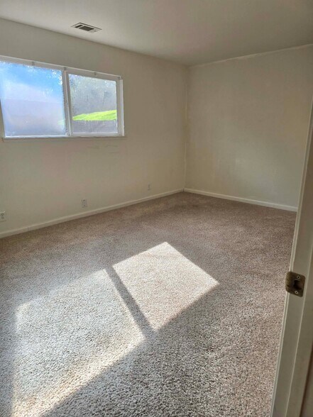Building Photo - 323 Kipps Ln