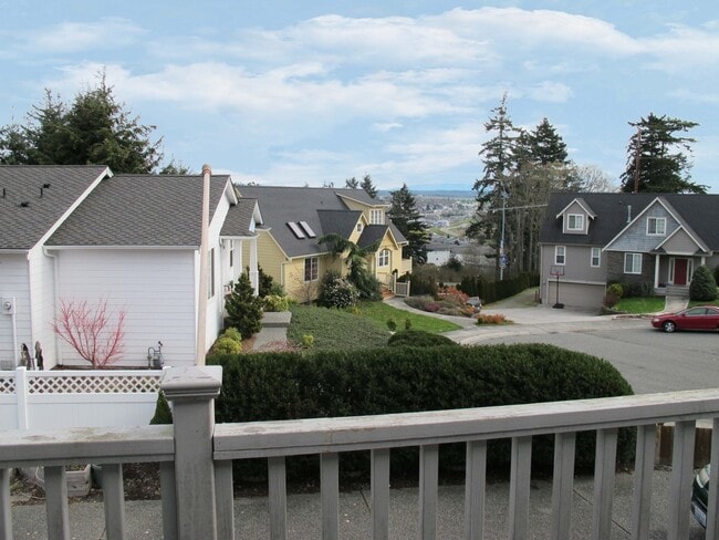 Building Photo - ***PENDING APPLICATIONS***4BD/3BA Home wit...
