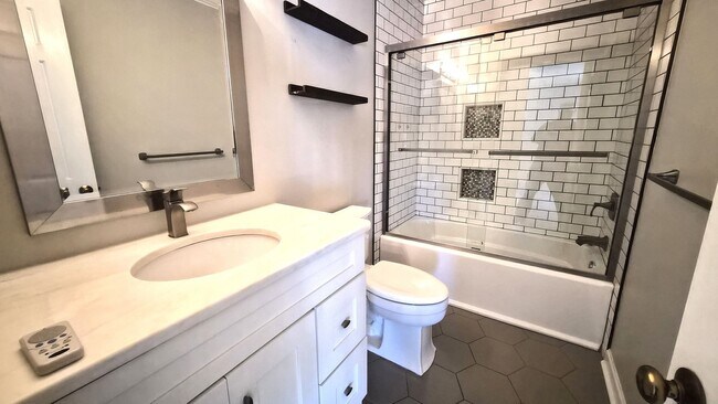 Building Photo - Great Two Bedroom Townhouse Convenient to Downtown Greenville!