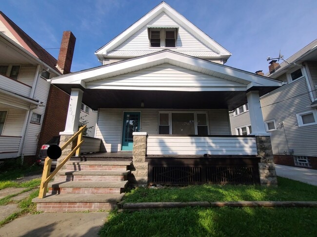 Primary Photo - Single Family Home 4 Bedroom and 1 Bath Fo...