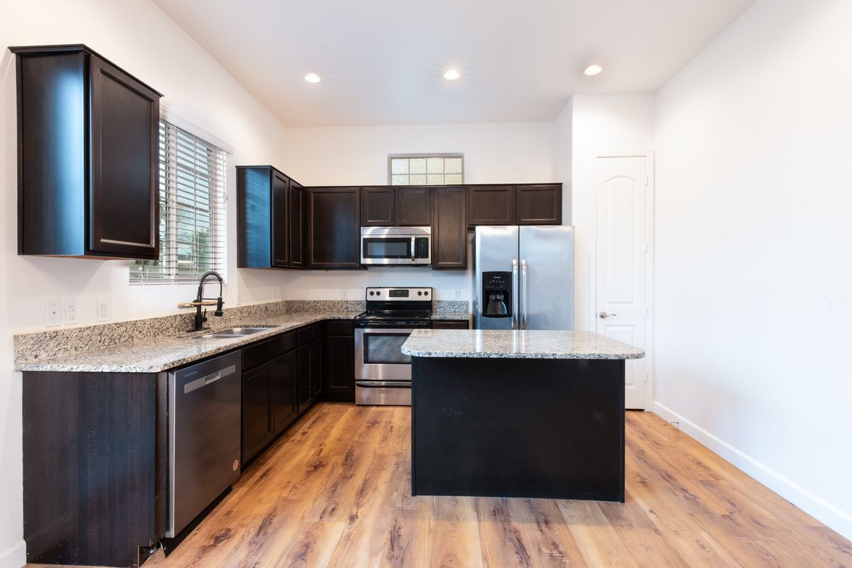 Building Photo - 1367 S Country Club Dr