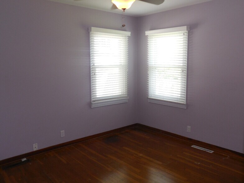 Building Photo - 2021 Stratford Rd