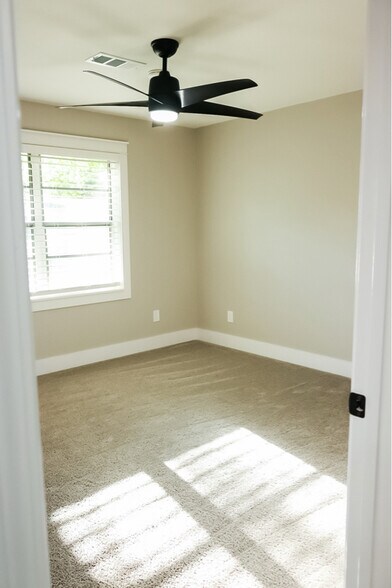 Building Photo - 4013 N Locust St