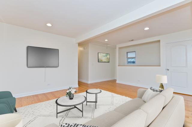 Building Photo - 3 bedroom in Evanston IL 60201