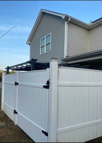 vinyl 6 foot privacy fence - 238 Yorktown Ln