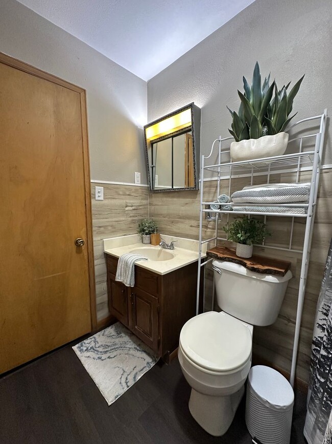 Building Photo - 3bed, 1 bath home for rent in Waterloo.
