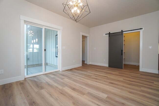 Building Photo - 150 N Edgewood Ln