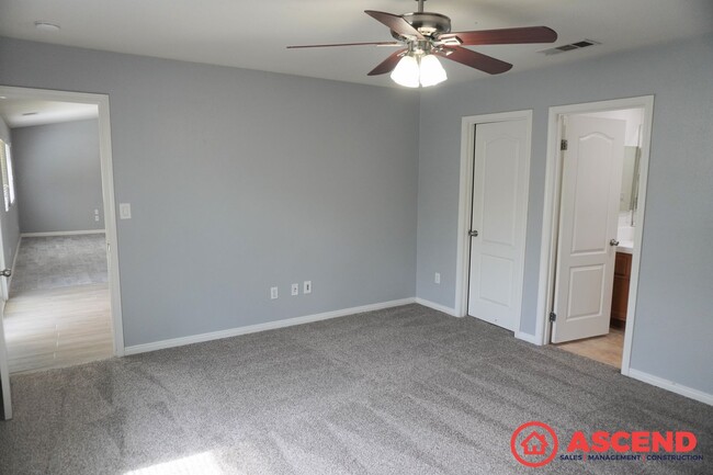 Building Photo - Beautiful Home Close to Golf Course!