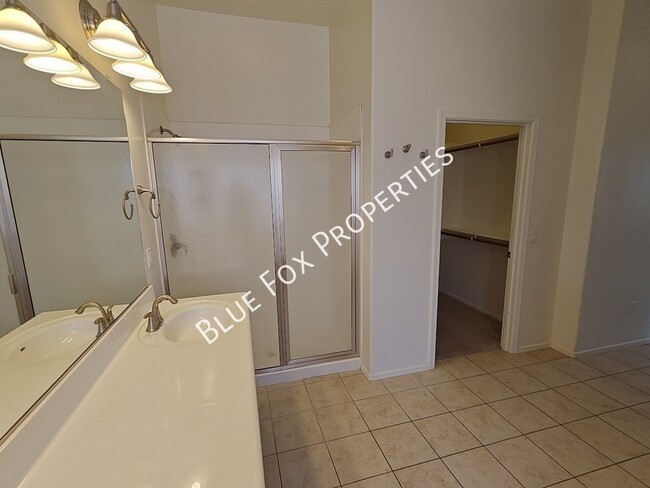 Building Photo - 324 N Oak Tree Canyon Loop