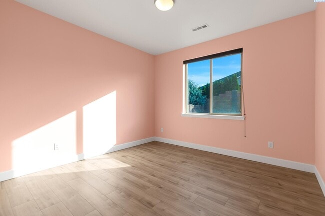 Building Photo - 6 to 18 mo lease available