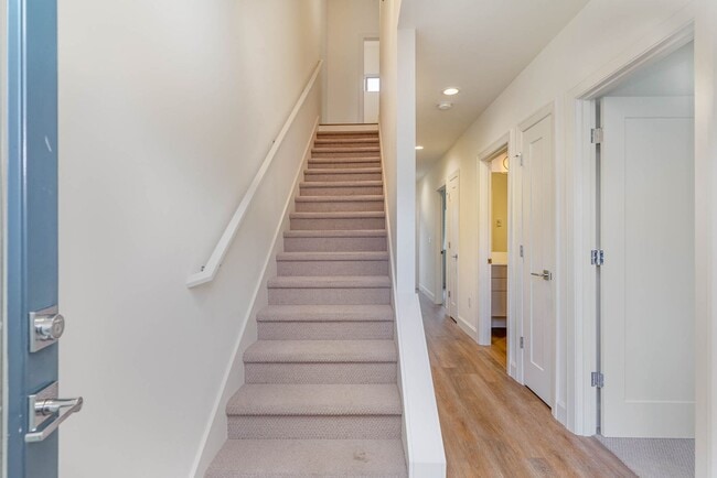 Building Photo - 3Bd/2.5Ba Seattle Home