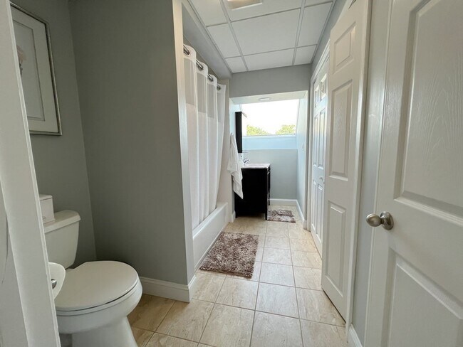 Building Photo - 139 R Linden St