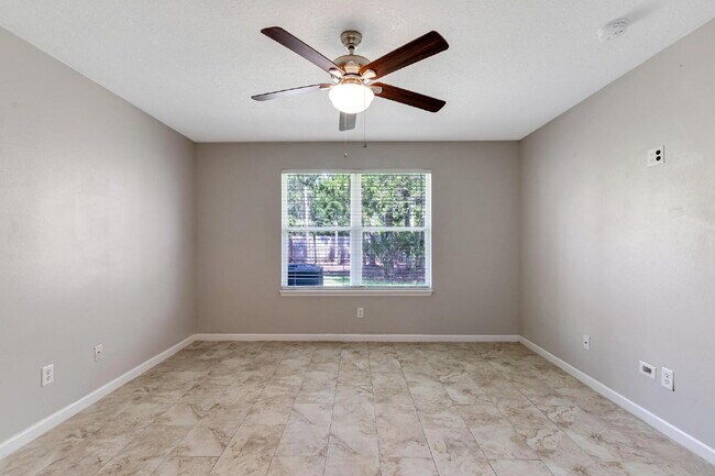 Building Photo - "Spacious 3-Bedroom Home with 2 Full Baths in the Heart of Palm Coast!"