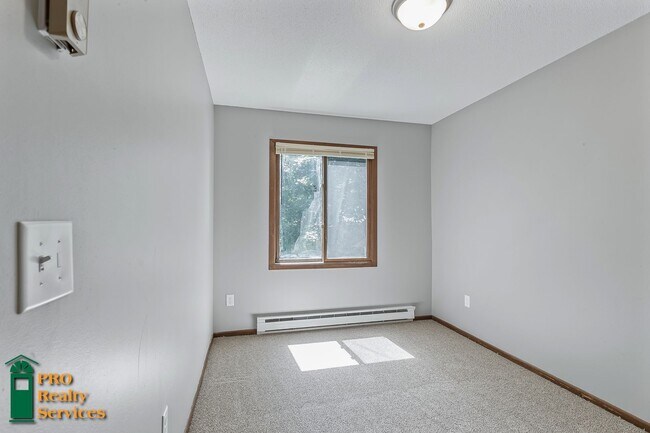 Building Photo - Spacious 4 Bedroom Home **Half Off October...