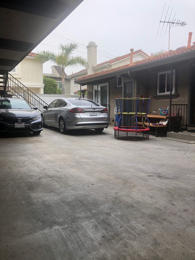 Building Photo - 2118 Ernest Ave