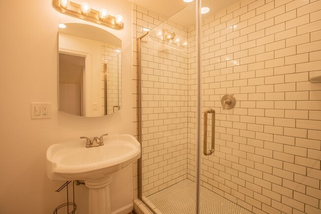 Building Photo - Stunning 3 BR/3 BA EOG Townhome in Columbia!